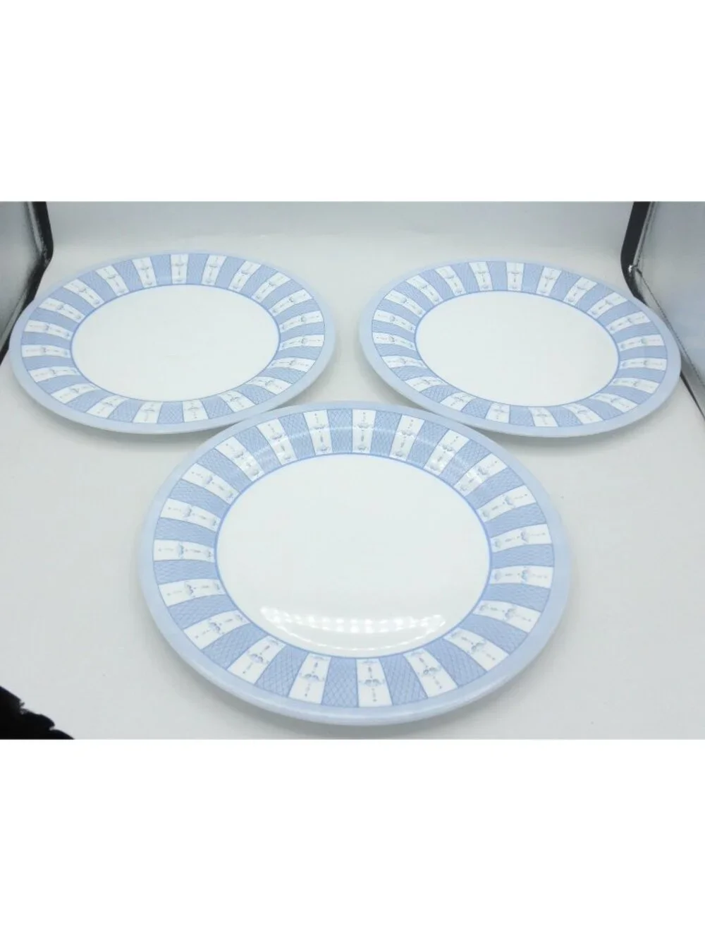 Martha Stewart Everyday Garden Trellis Dinner Plates 10.5 IN. Set of 3 Pattern
